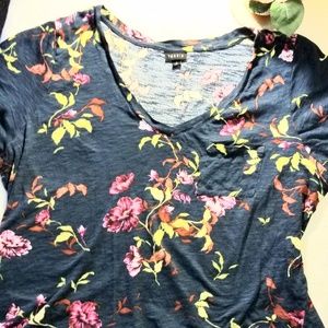 TORRID blue w/flowers pocket t-shirt 🖤